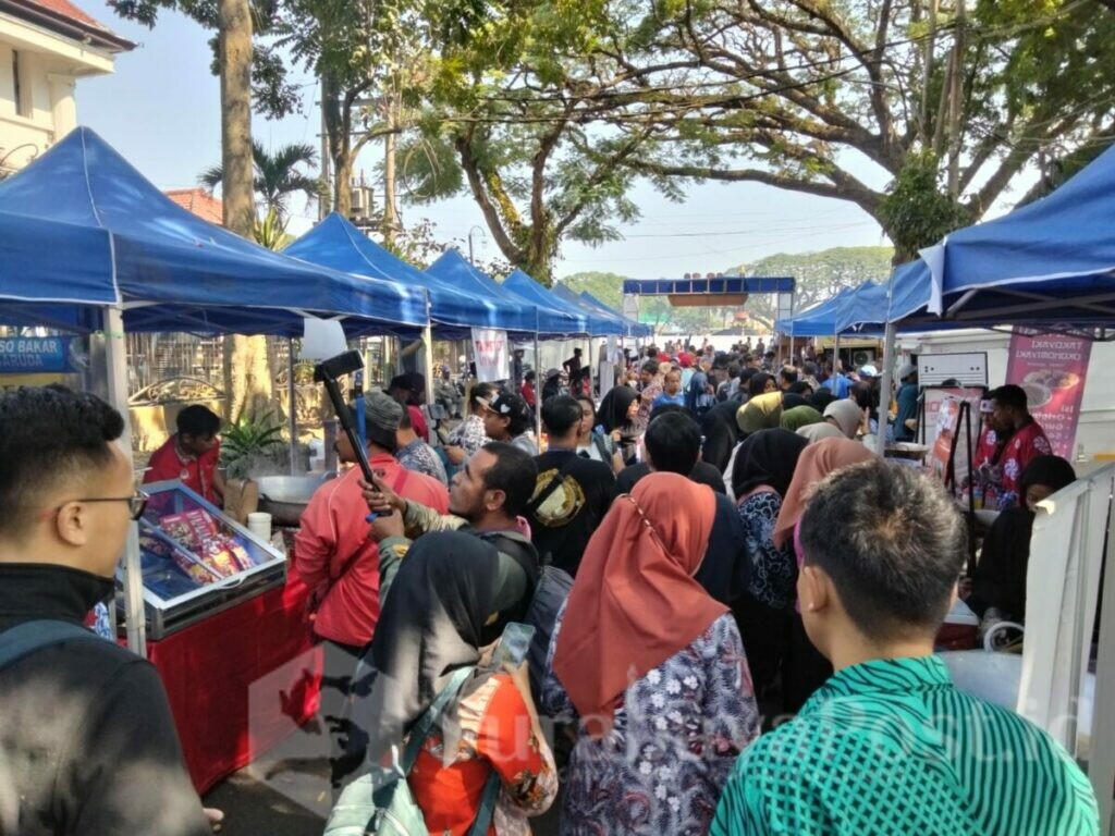 Antusiasme warga Kota Malang mengunjungi Pesta Rakyat dengan 10 ribu porsi bakso gratis