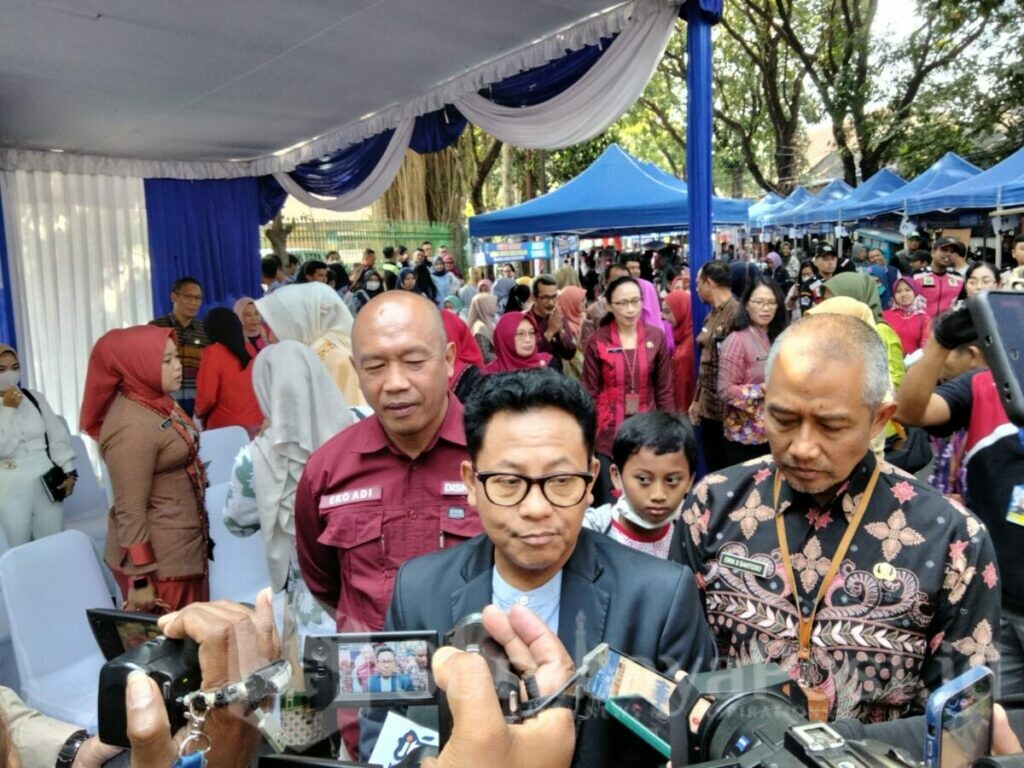 Walikota Sutiaji saat memberikan keterangan kepada wartawan