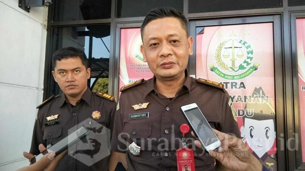 Kasi Pidum Kejari Kota Malang, Kusbiantoro, SH, MH, memberikan keterangan kepada wartawan usai menerima pelimpahan tahap 2 kasus Gotri CS