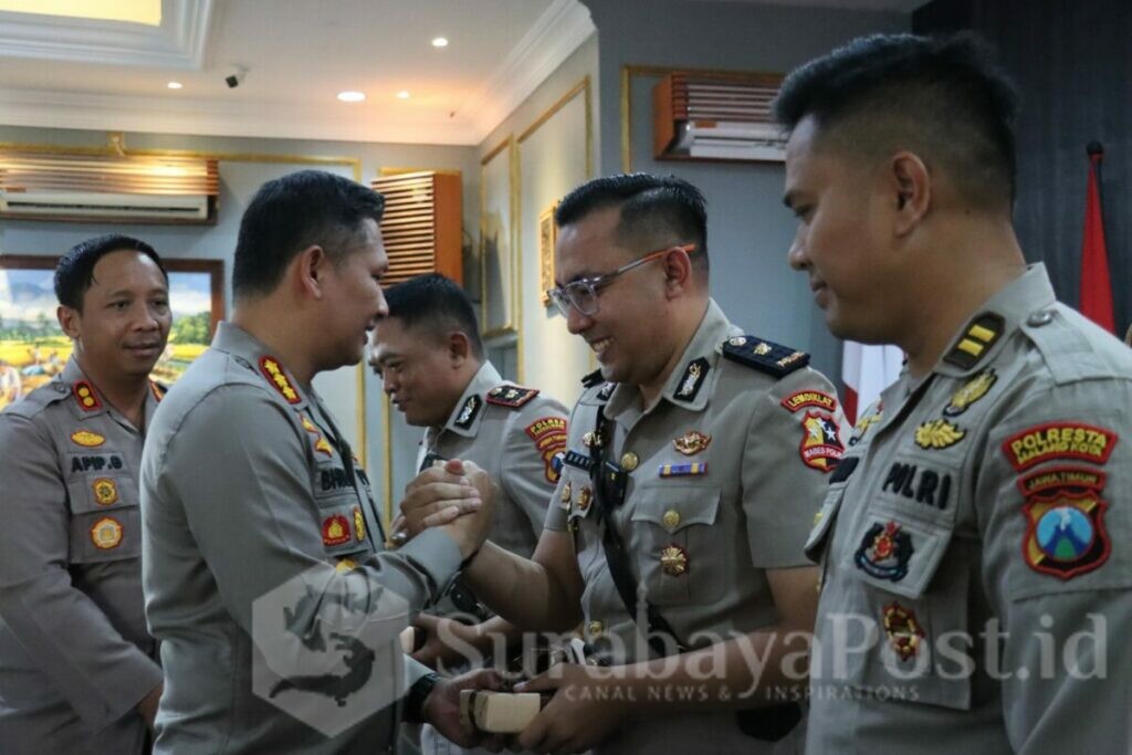Kapolresta Malang Kota, Kombes Pol Budi Hermanto memberikan ucapakan selamat usai memimpin Sertijab