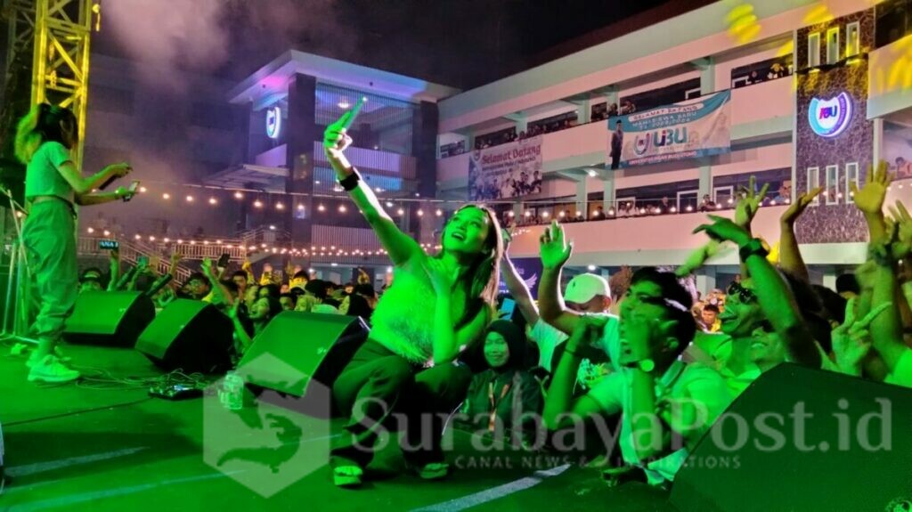 Ribuan mahasiswa baru pun tampak Selfi bersama DJ Diana HK