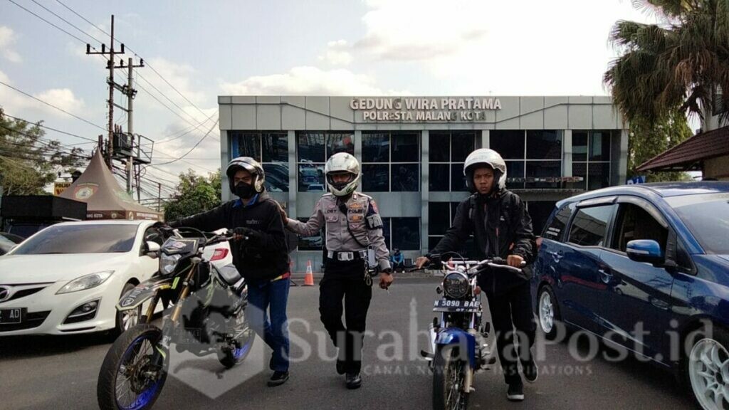 Petugas Satlantas Polresta Malang Kota mengamankan motor knalpot brong
