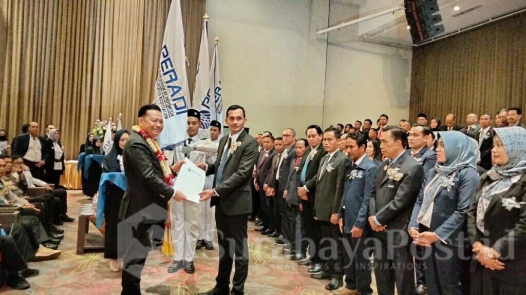 Ketua Umum DPN Peradi, Otto Hasibuan, menyerahkan SK kepengurusan kepada ketua DPC Peradi Malang, Dian Aminuddin