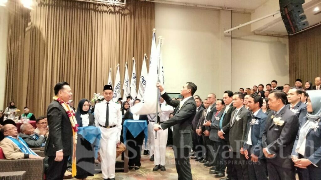 Ketua Umum DPN Peradi, Otto Hasibuan, menyerahkan bendera Pataka kepada ketua DPC Peradi Malang, Dian Aminuddin