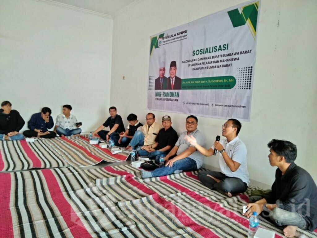 H Sumardhan, SH, MH saat menggelar sosialisasi bersama ratusan mahasiswa Sumbawa Barat di Malang