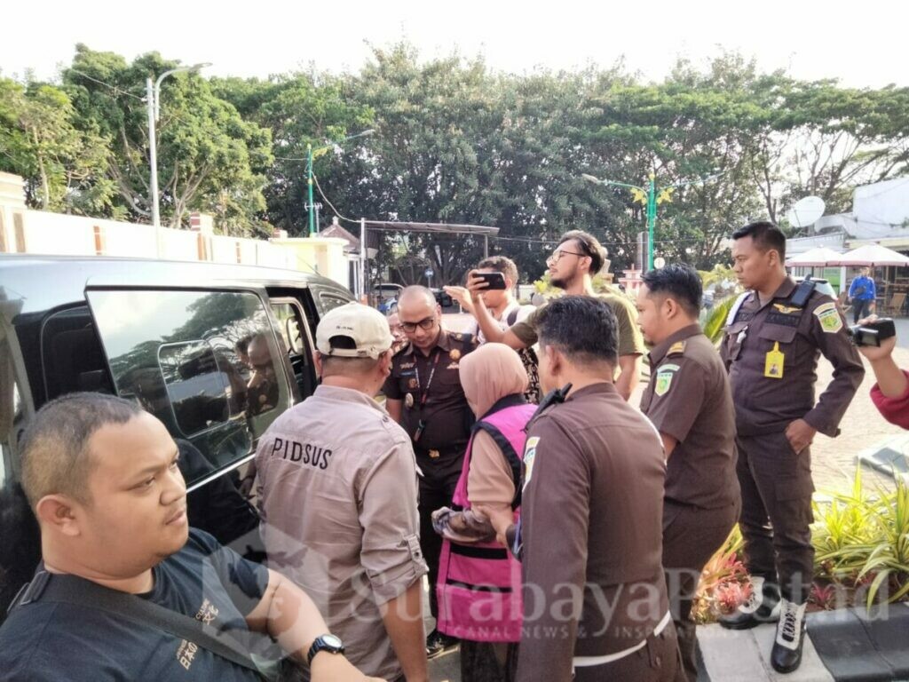 Kedua tersangka dibawa mobil tahanan pidsus Kejari Kota Malang