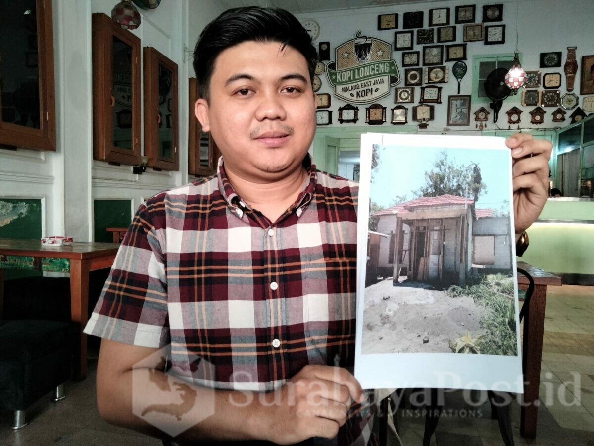 Kuasa hukum Sofia, Ahmad Agus Muin, SH menunjukan gambar rumah yang sampai saat ini belum selesai pembangunannya