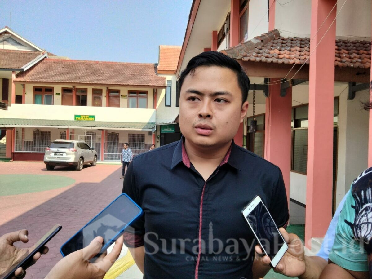 Elen Fredika Setiawan saat memberikan keterangan kepada wartawan di Pengadilan Negeri Kota Malang