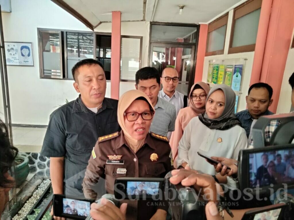 Ketua tim JPU Kejaksaan Negeri Kota Malang, Yuniarti S Yudha didampingi anggota tim memberikan keterangan kepada wartawan