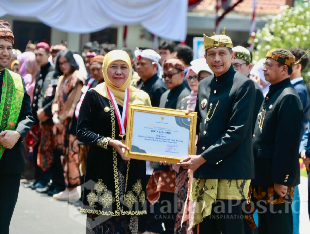 Pj Walikota Malang, Wahyu Hidayat menerima penghargaan dari Gubernur Khofifah Indar Parawansa di hari jadi Provinsi Jawa Timur ke 78. (Dok. Prokompim Setda Kota Malang)