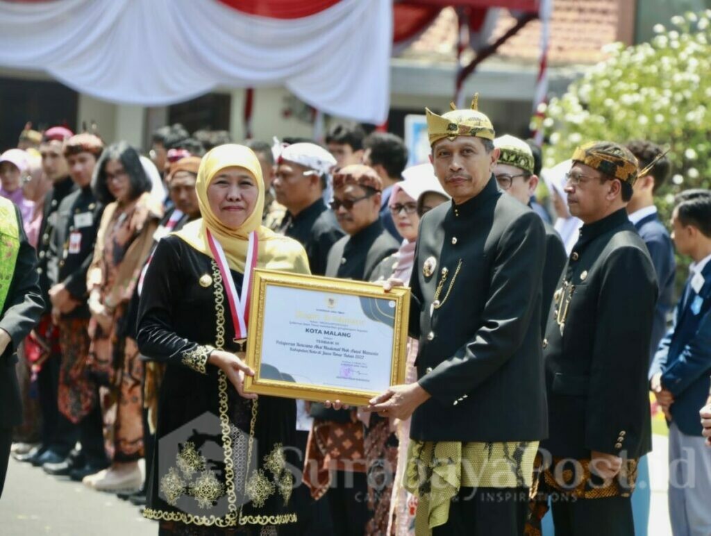 Wahyu Hidayat saat menerima penghargaan dari Gubernur Jatim