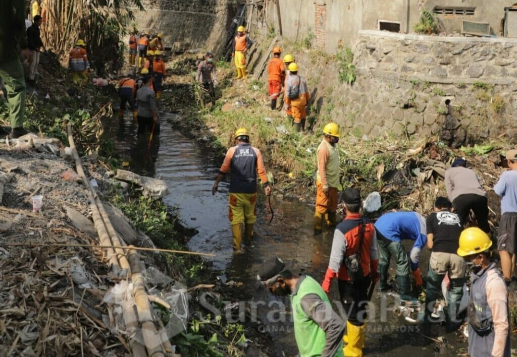 Petugas dari DLH Kota Malang dan relawan saat membersihkan sampah di sungai