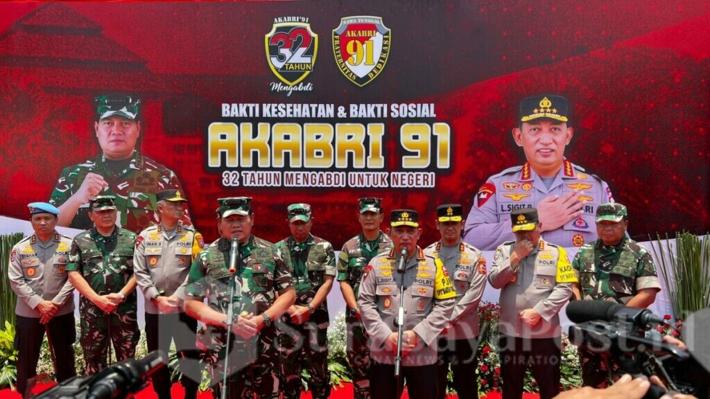 Kapolri Jenderal Listyo Sigit dan Panglima TNI memberikan keterangan kepada wartawan