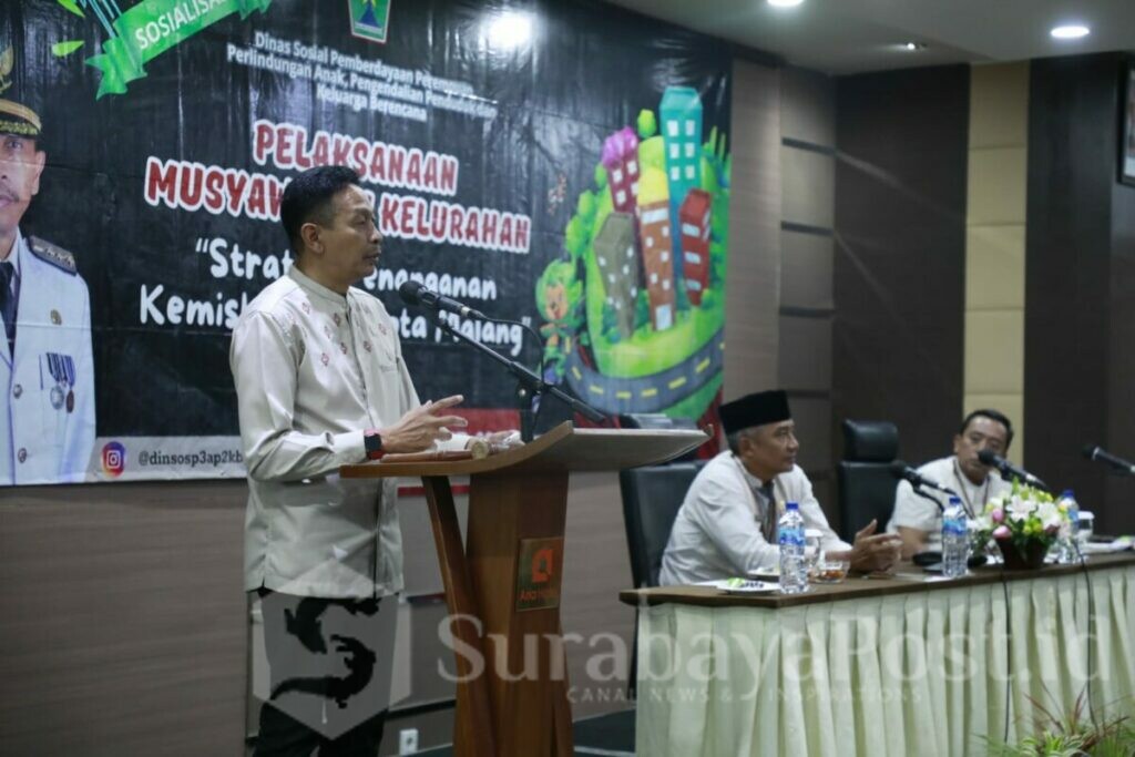 Pj. Walikota Malang, Wahyu Hidayat saat memberikan arahan pada pelaksanaan musyawarah, strategi penanganan kemiskinan di Kota Malang (dok.Prokompim Setda Kota Malang)