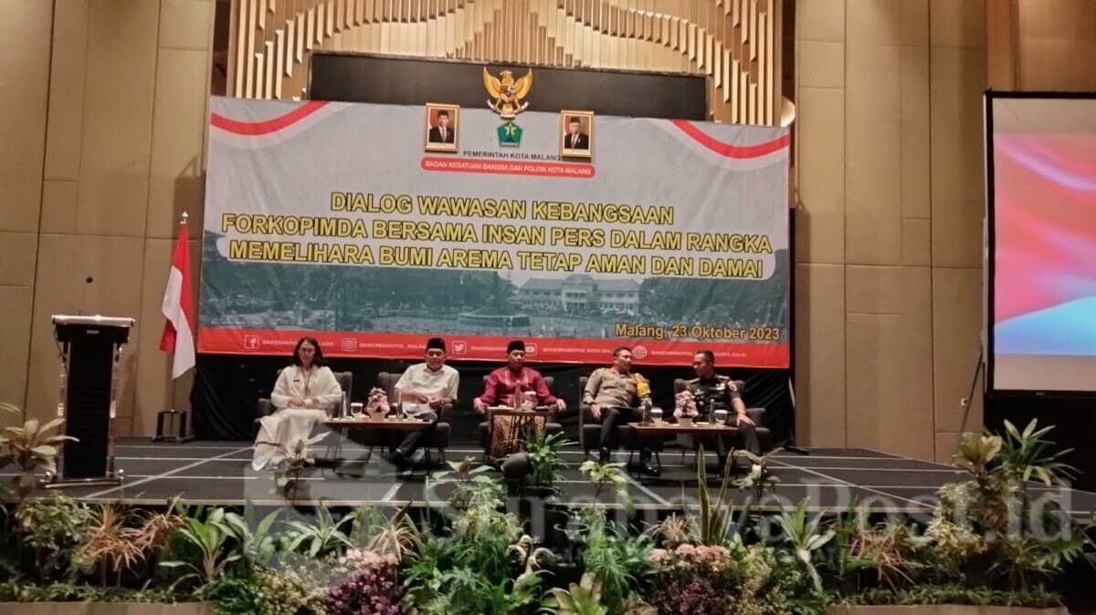 Ketua DPRD Kota Malang, I Made Riandiana Kartika (dua dari kiri) dalam dialog wawasan kebangsaan