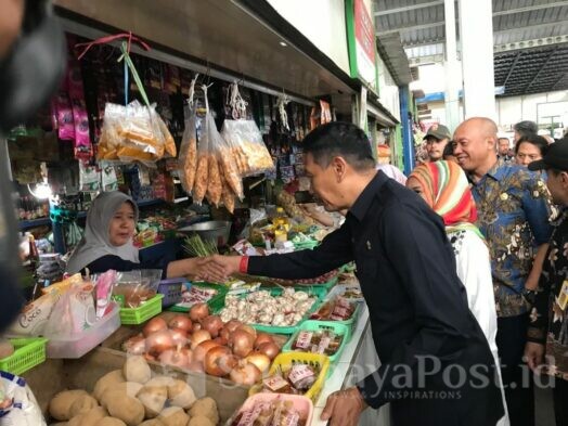 Pj. Walikota Malang, Wahyu Hidayat, saat meninjau langsung stabilitas harga bahan pokok di Pasar Bunulrejo Kota Malang (ft. Prokompim Setda Kota Malang)