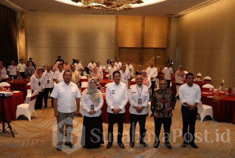 Pj. Wali Kota Malang Dr. Ir. Wahyu Hidayat, MM bersama TPID Kota Malang dalam High Level Meeting, Selasa (11/10/2023). ( dok. Bagian Prokompim Setda Kota Malang)