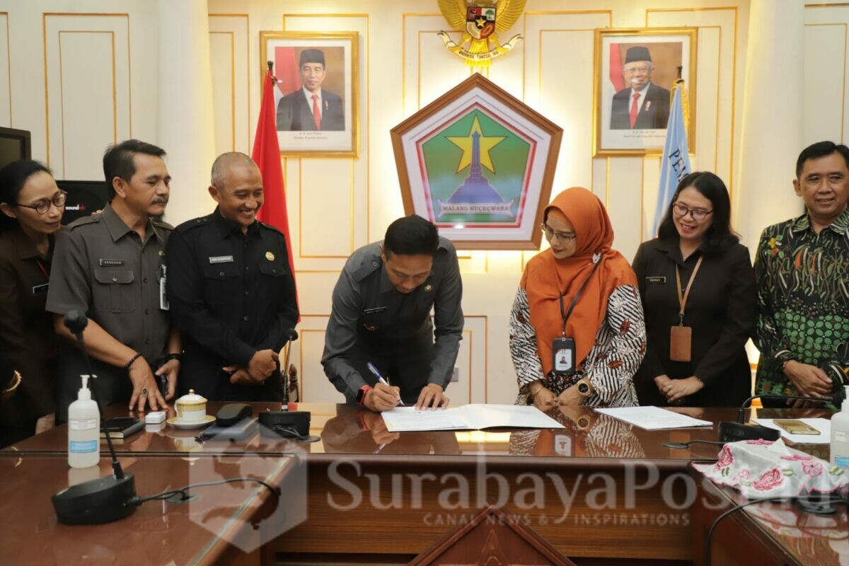 Sukseskan Pilkada, Pj. Walikota Malang Tandatangani NPHD Dengan KPU dan Bawaslu. (Dok. Prokompim)