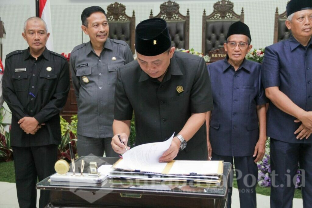 Ketua DPRD Kota Malang, I Made Riandiana Kartika menandatangani persetujuan fraksi terhadap Rancangan KUA PPAS APBD tahun anggaran 2024. (Dok Humas DPRD)