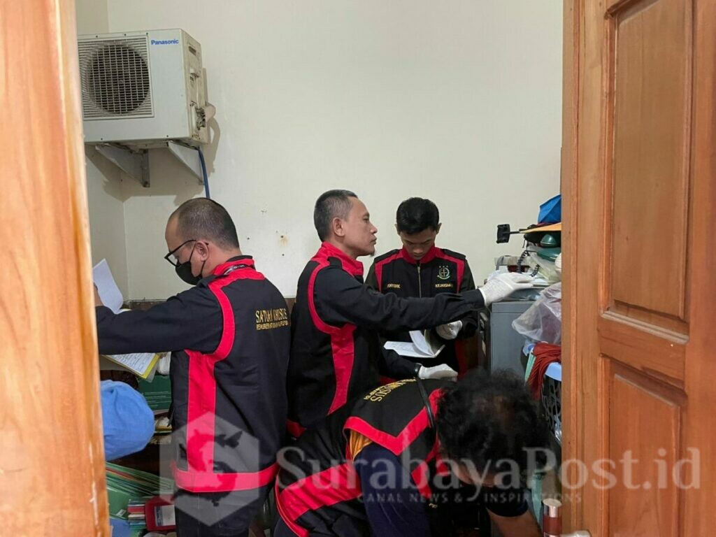 Tim penyidik Pidsus Kejaksaan Negeri Kota Malang saat melakukan penggeledahan di dua tempat milik tersangka dalam kasus KSU Montana (dok.pidsus)