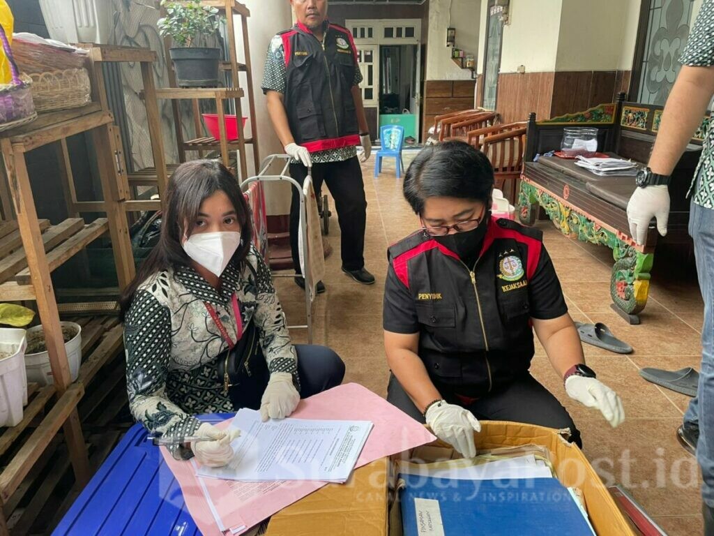 Tim penyidik Pidsus Kejaksaan Negeri Kota Malang saat melakukan penggeledahan di dua tempat milik tersangka dalam kasus KSU Montana (dok.pidsus)