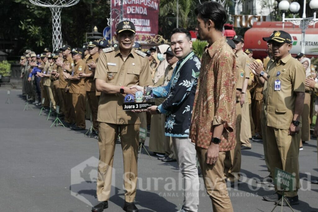 Pj. Walikota Malang, Wahyu Hidayat menyerahkan penghargaan (dok.prokompim)