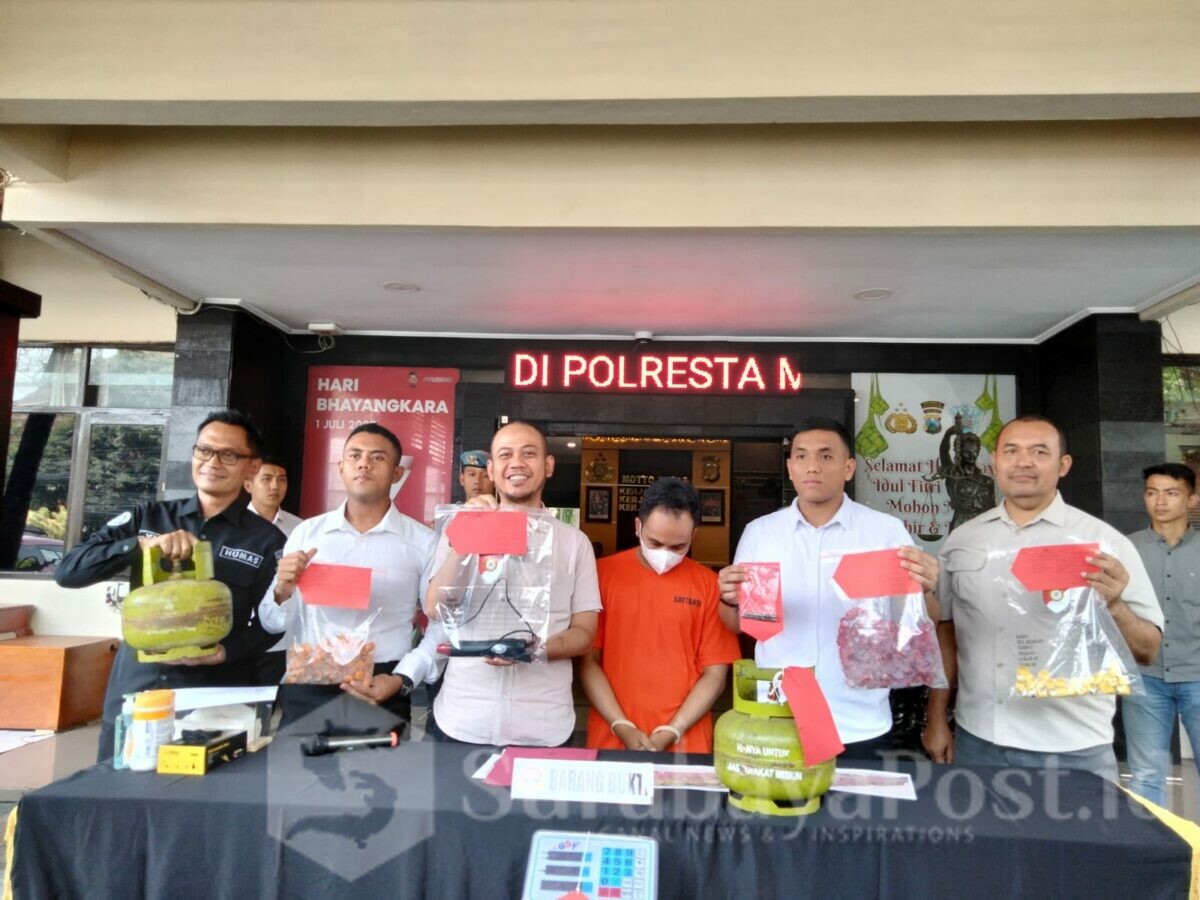Kasat Reskrim Polresta Malang Kota, Kompol Danang Yudanto saat menggelar konferensi pers hasil ungkap pelaku pengoplosan gas elpiji bersubsidi. (Ft. Cholil)