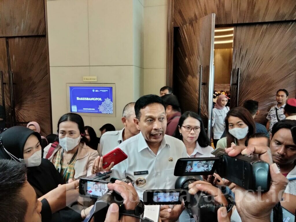 Pj. Walikota Malang, Wahyu Hidayat memberikan keterangan kepada wartawan