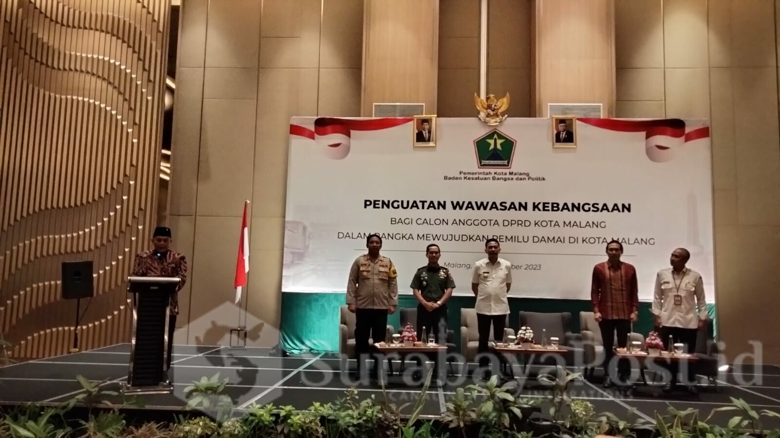 Ketua DPRD Kota Malang, I Made Riandiana Kartika memimpin pembacaan ikrar Pemilu Damai kepada seluruh calon legislatif dalam rangkaian kegiatan Penguatan Wawasan Kebangsaan, Rabu (08/11/2023)
