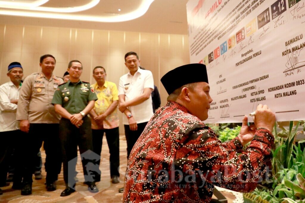 Ketua DPRD Kota Malang, I Made Riandiana Kartika menandatangani deklarasi pemilu damai