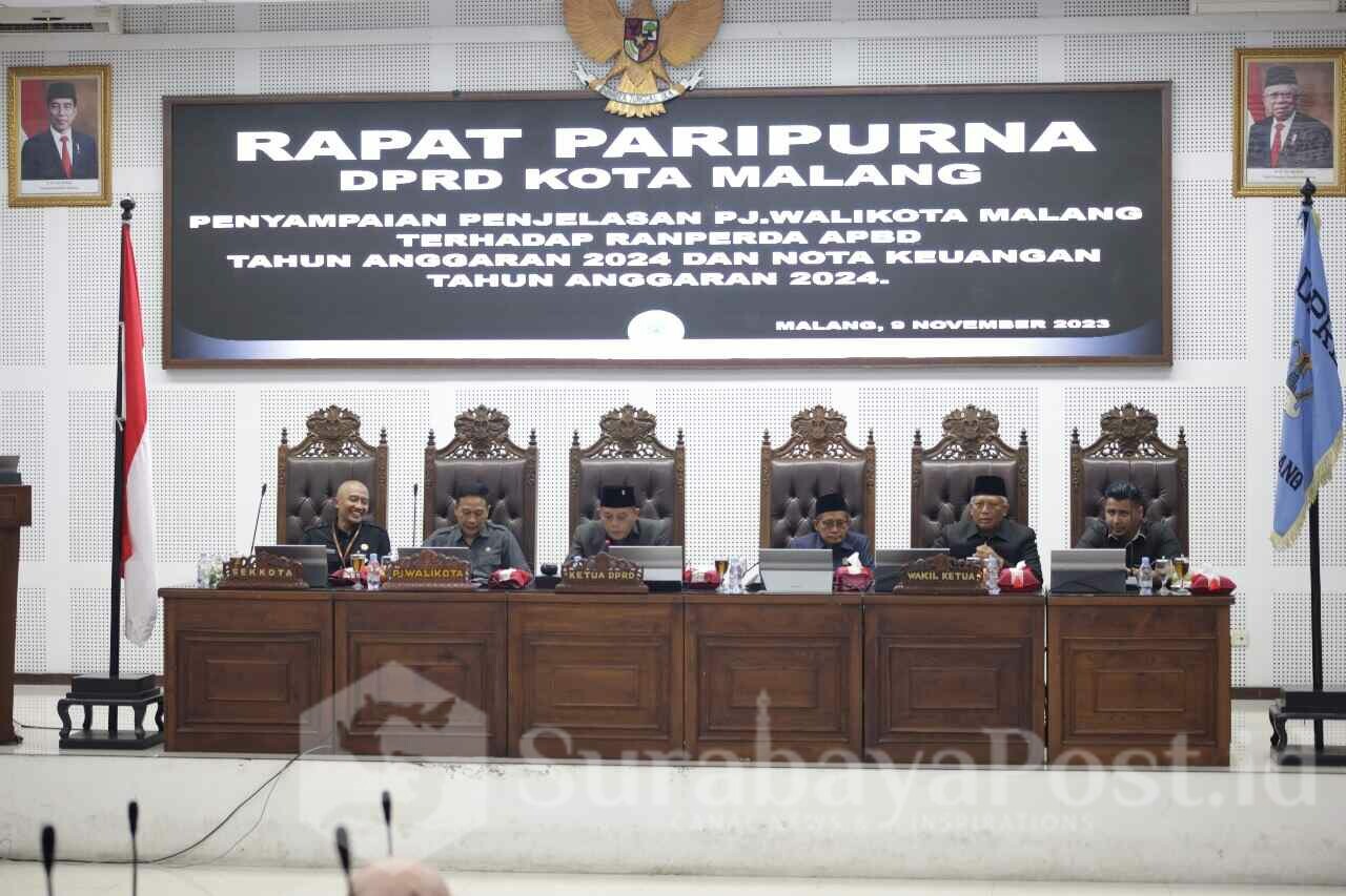 Rapat Paripurna terkait penyampaian penjelasan Pj Wali Kota Malang terhadap Ranperda APBD tahun anggaran 2024 dan nota keuangan tahun anggaran 2024 di ruang sidang DPRD Kota Malang. (Dok. Humas DPRD)