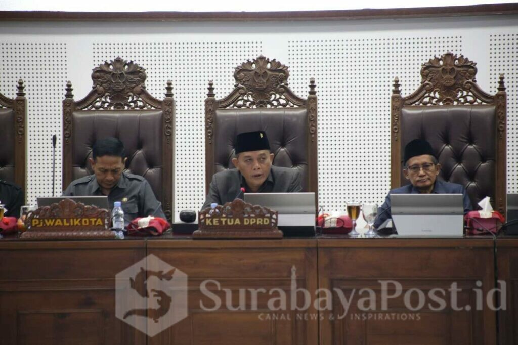 Ketua DPRD Kota Malang, I Made Riandiana Kartika (tengah) saat memimpin rapat paripurna. (Dok Humas DPRD)