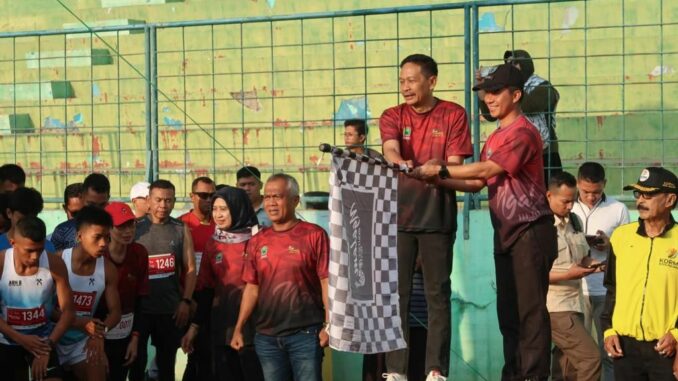 Pj. Walikota Malang, Dr. Ir. Wahyu Hidayat, M.M melepas ratusan peserta Ngalam Heritage Run 2023 dengan rute 10 km di Stadion Gajayana Kota Malang. (Dok. Diskominfo)