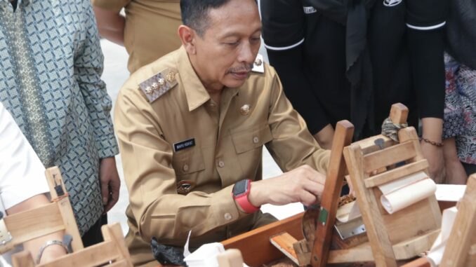Pj. Walikota Malang, Wahyu Hidayat membuka Pelatihan Melinting Untuk Industri Hasil Tembakau di PT. Sinar Mahkota Mas (prokompim)