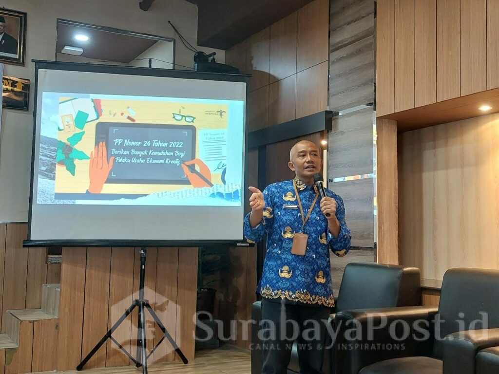 Sekda Kota Malang, Erik Setyo Santoso saat membuka UKW PWI Malang Raya Angkatan 54 - 55 di Hotel Aria, Jumat (17/11/2023).