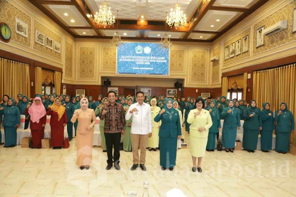 Pj. Walikota Malang, Wahyu Hidayat pose bersama peserta rapat koordinasi Tim Penggerak PKK (,dok. Prokompim)