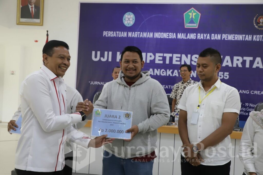 Pj. Walikota Malang, Wahyu Hidayat menyerahkan sertifikat dan piagam penghargaan kepada peserta UKW