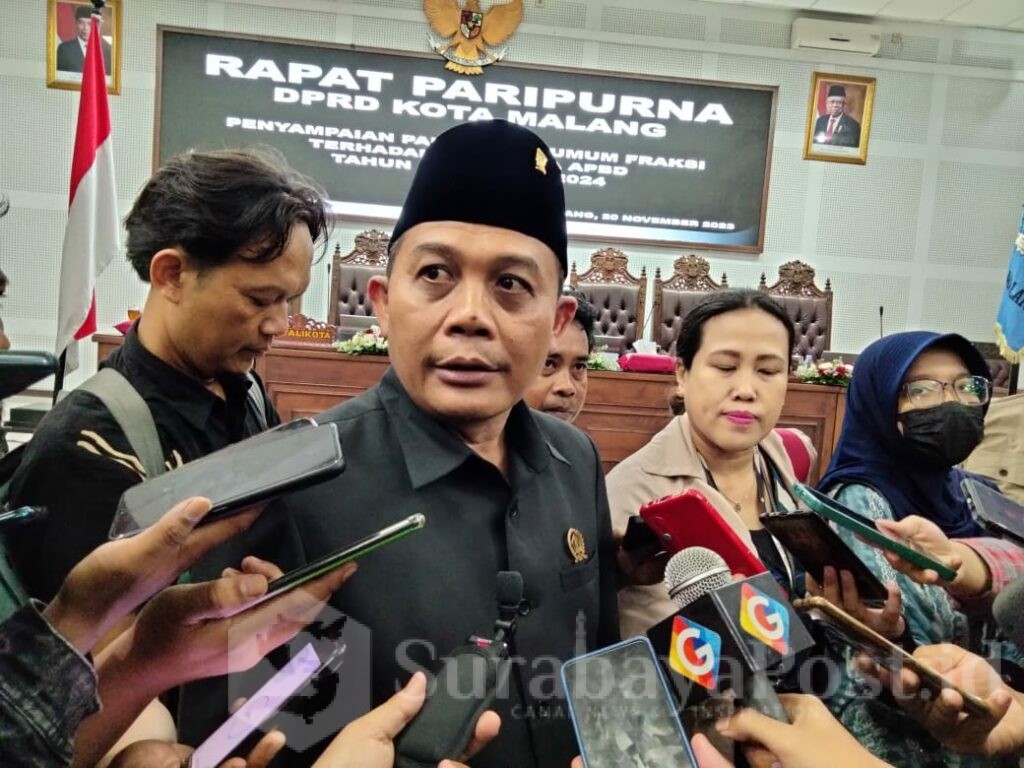 Ketua DPRD Kota Malang, I Made Riandiana Kartika memberikan keterangan kepada wartawan usai rapat paripurna