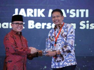 Menteri PAN RB, Abdullah Azwar Anas menyerahkan piagam penghargaan kepada Pj. Wali Kota Malang, Dr. Ir. Wahyu Hidayat, MM, di Hotel Bidakara, Jakarta, Selasa, 21 November 2023. (Dok. Diskominfo)