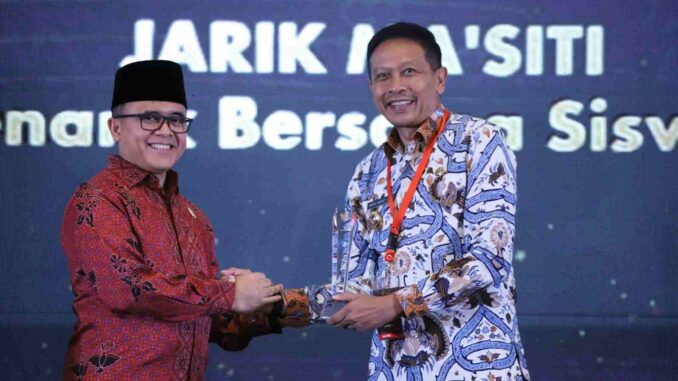 Menteri PAN RB, Abdullah Azwar Anas menyerahkan piagam penghargaan kepada Pj. Wali Kota Malang, Dr. Ir. Wahyu Hidayat, MM, di Hotel Bidakara, Jakarta, Selasa, 21 November 2023. (Dok. Diskominfo)