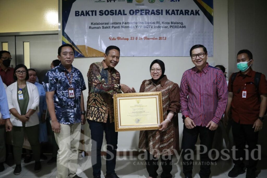 Pj. Walikota Malang, Dr. Ir. Wahyu Hidayat, M.M menerima Piagam Penghargaan dari Menteri Sosial RI, Dr. (H.C.) Ir. Hj. Tri Rismaharini, M.T. (Dok. Prokompim)