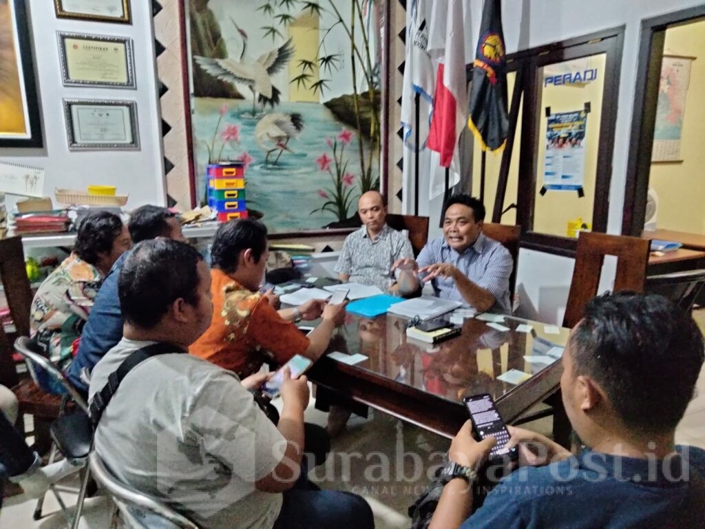Sumardhan, SH, MH, saat menggelar konferensi pers di kantor Edan Law Jl. Karya Timur Wonosari II No.1, Purwantoro, Kec. Blimbing, Kota Malang, Jumat (24/11/2023).