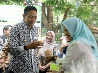Tekan angka stunting, Pj. Walikota Malang gelar Pasar Murah Produk kelautan dan perikanan.(dok. Prokompim)