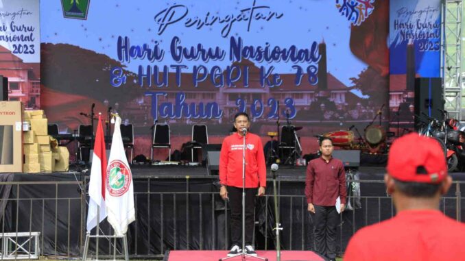 Peringatan Hari Guru, Pj. Walikota Malang, Wahyu Hidayat menyampaikan pesan agar teruslah berinovasi dan bertransformasi. (Dok. Prokompim)