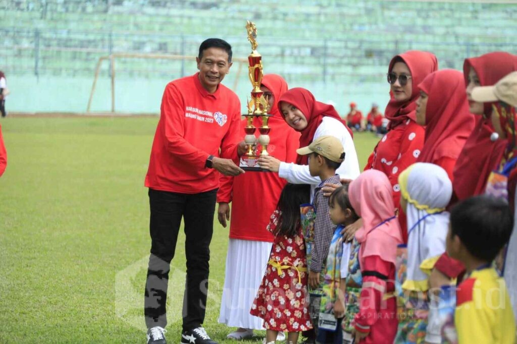 Pj Walikota Wahyu Hidayat memberikan penghargaan kepada anak - anak pemenang lomba. (Dok. Prokompim)