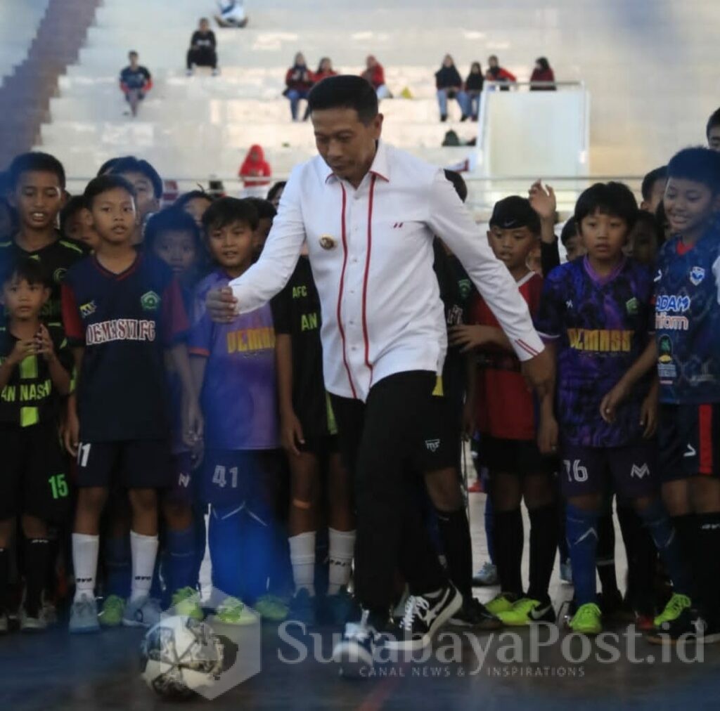 Pj. Walikota Malang, Wahyu Hidayat menendang bola sebagai tanda Turnamen futsal telah dibuka. (Dok. Prokompim)
