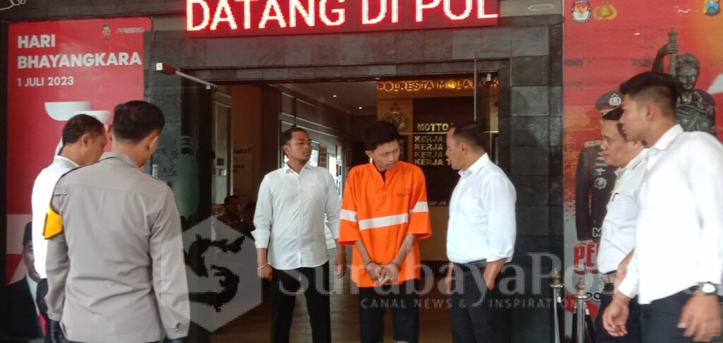 Tersangka RF saat digiring petugas Polresta Malang Kota
