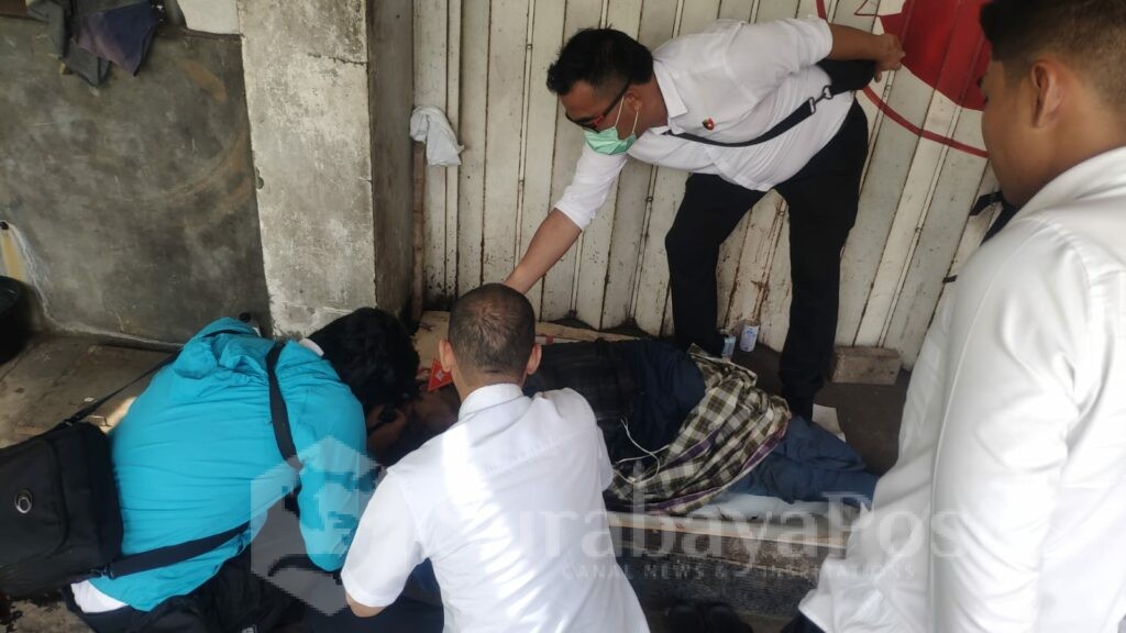 Satreskrim Polresta Malang Kota beserta Unit Reskrim Polsek Sukun dan tim Inafis melakukan olah TKP di lokasi ditemukannya pria tanpa identitas bersimbah darah. (ist)