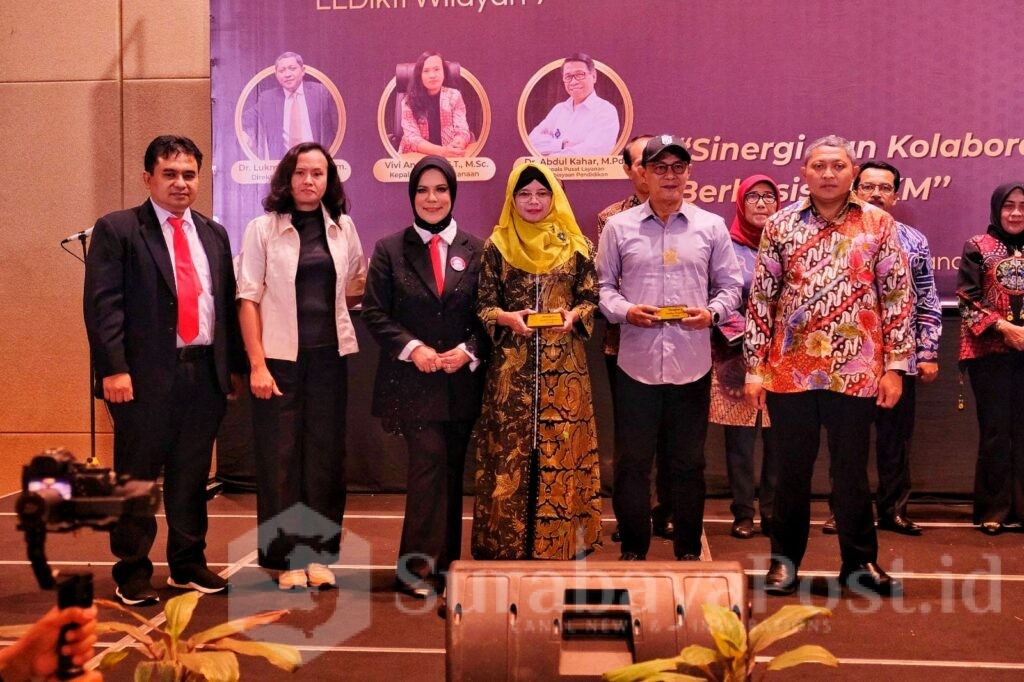 Rektor Universitas Insan Budi Utomo Malang, Dr. Nurcholis Sunuyeko, MSi (dua dari kanan) pose bersama usai menerima penghargaan (ist)