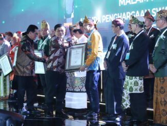 Luar Biasa, Kota Malang Raih Sekaligus Dua Penghargaan Tingkat Nasional yang diterima oleh Pj. Walikota Malang, Wahyu Hidayat. (Dok. Prokompim)